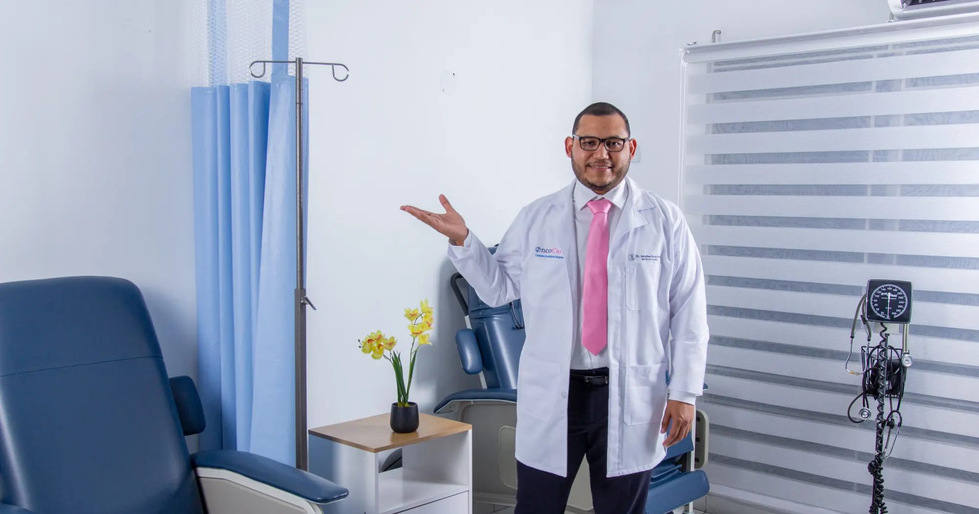 Dr. Alexis Pérez en la sala de tratamiento de OncoCare