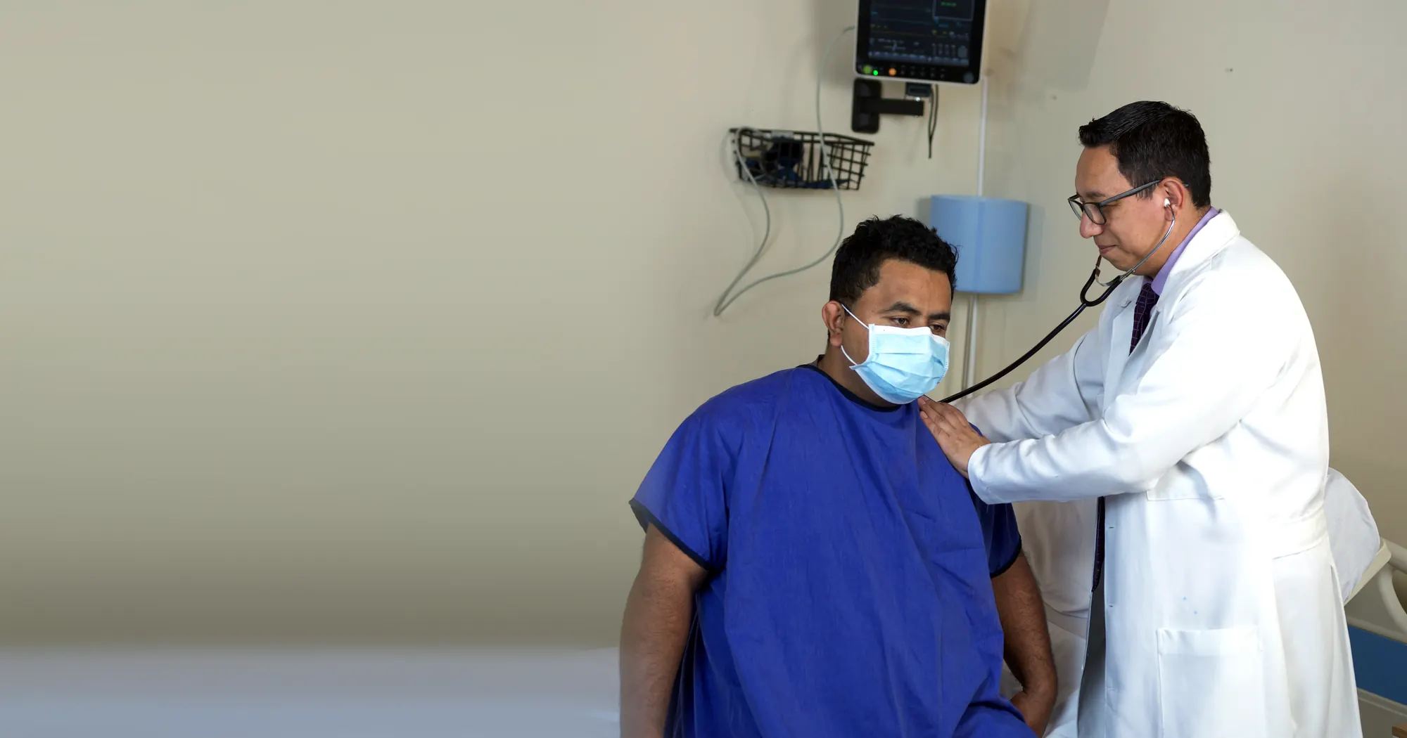 Médico de OncoCare examinando a un paciente