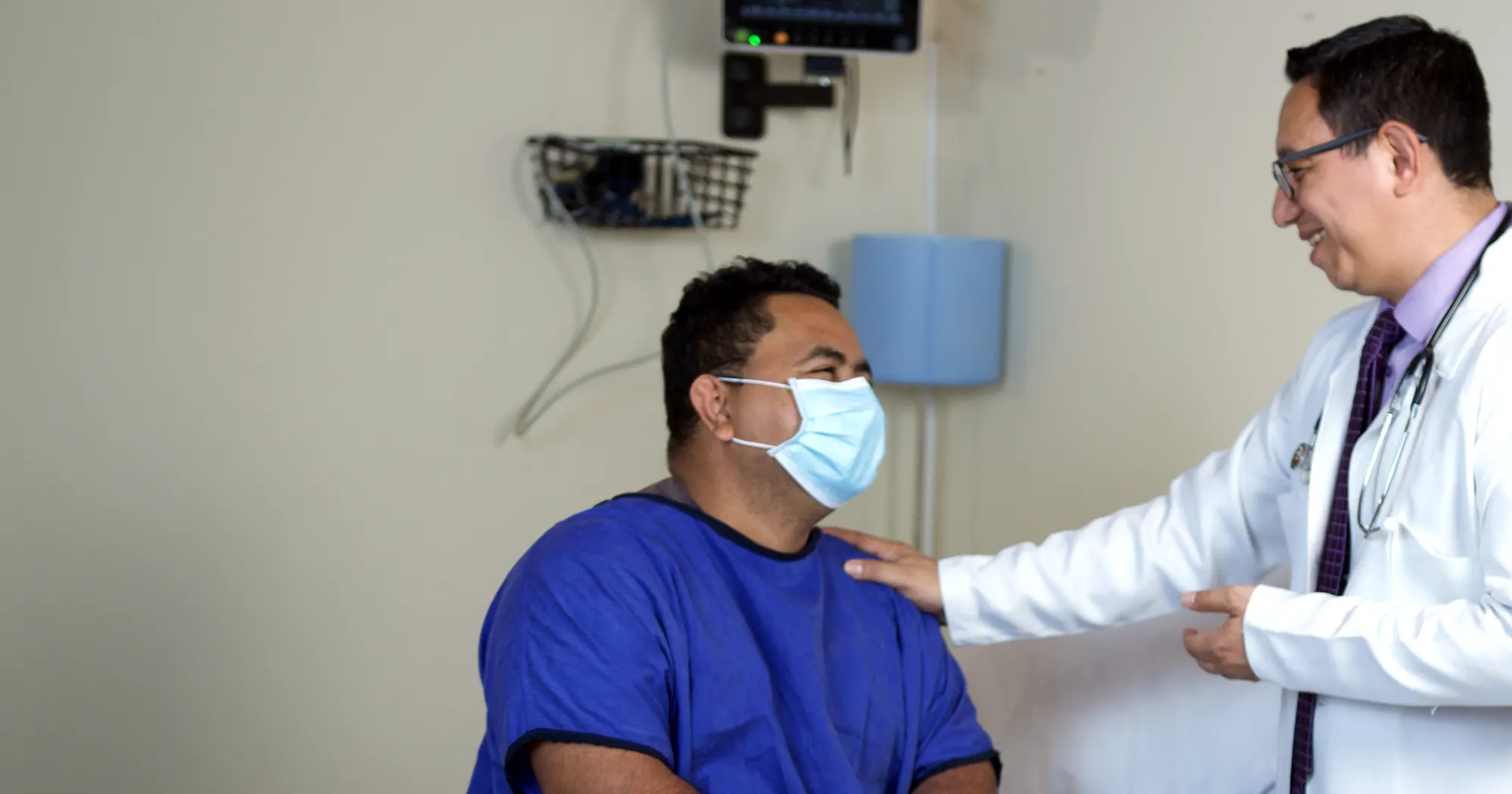 Médico de OncoCare conversando con un paciente