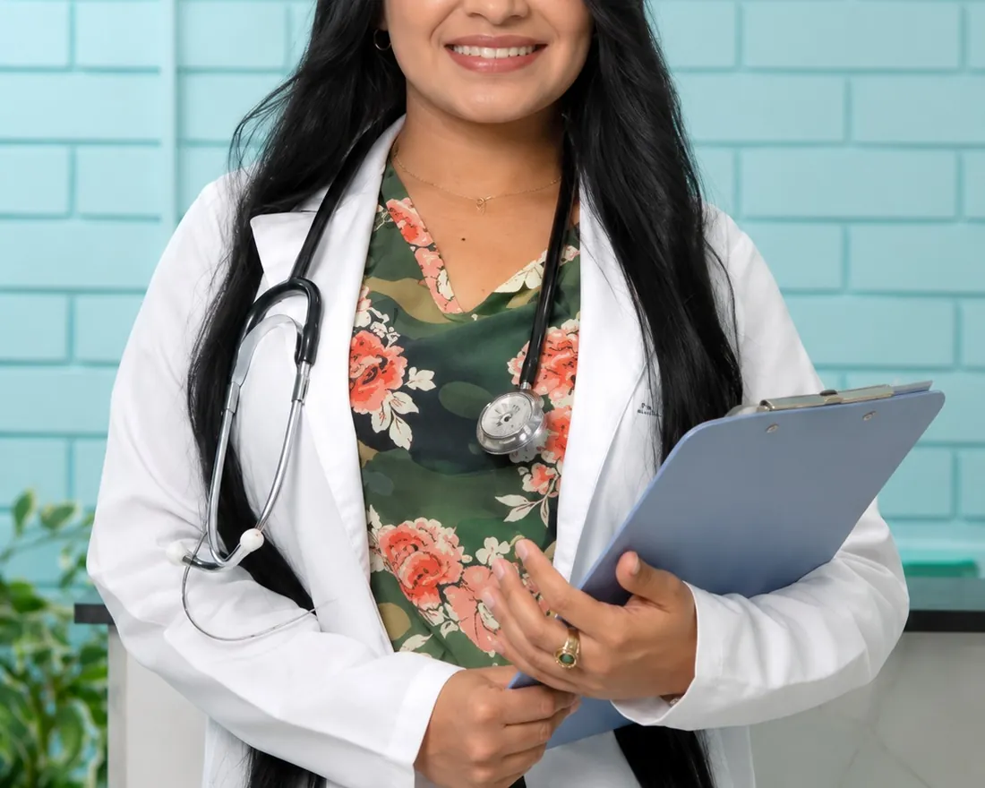 Especialista de OncoCare con expediente y estetoscopio
