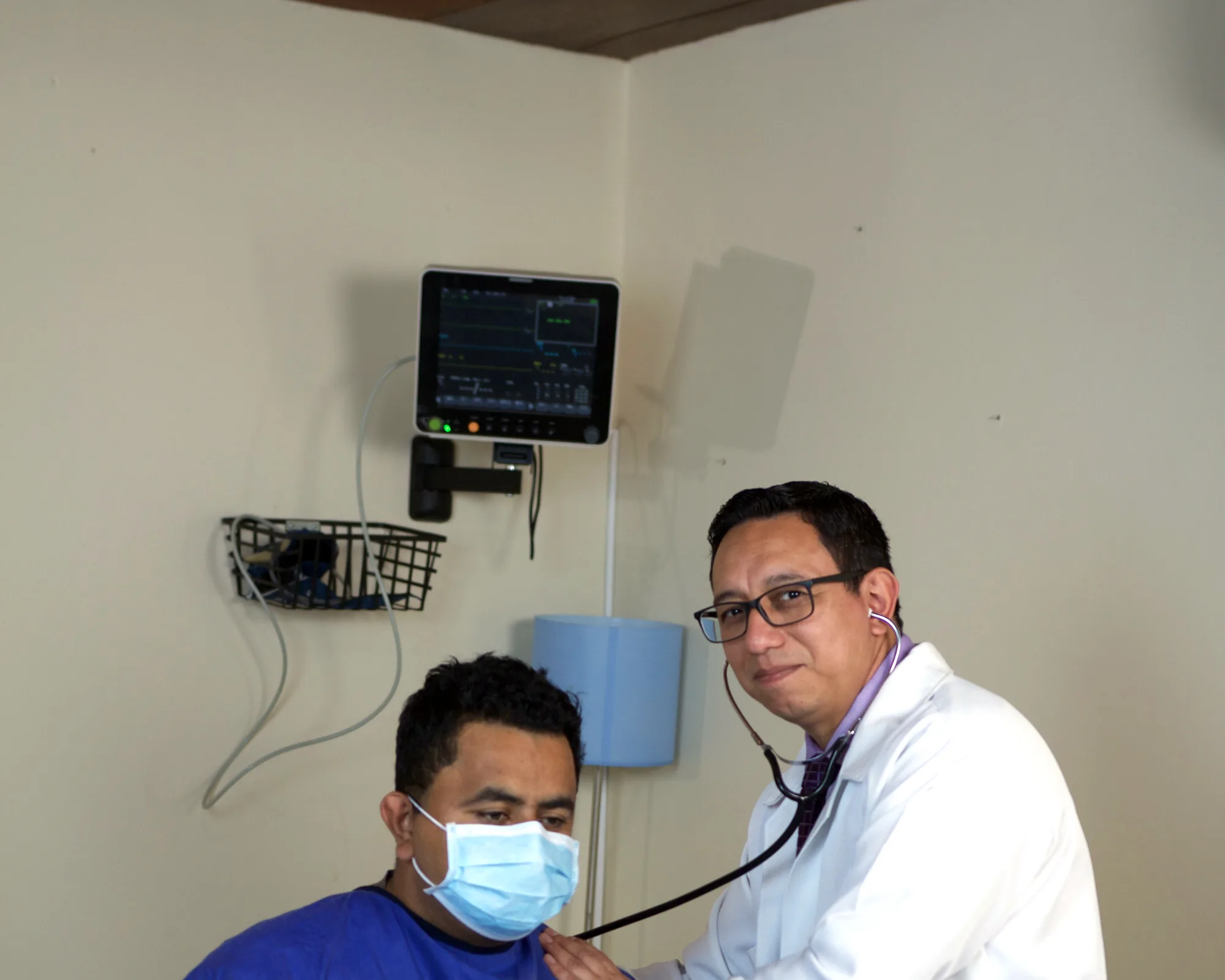 Médico de OncoCare atendiendo a un paciente en consulta