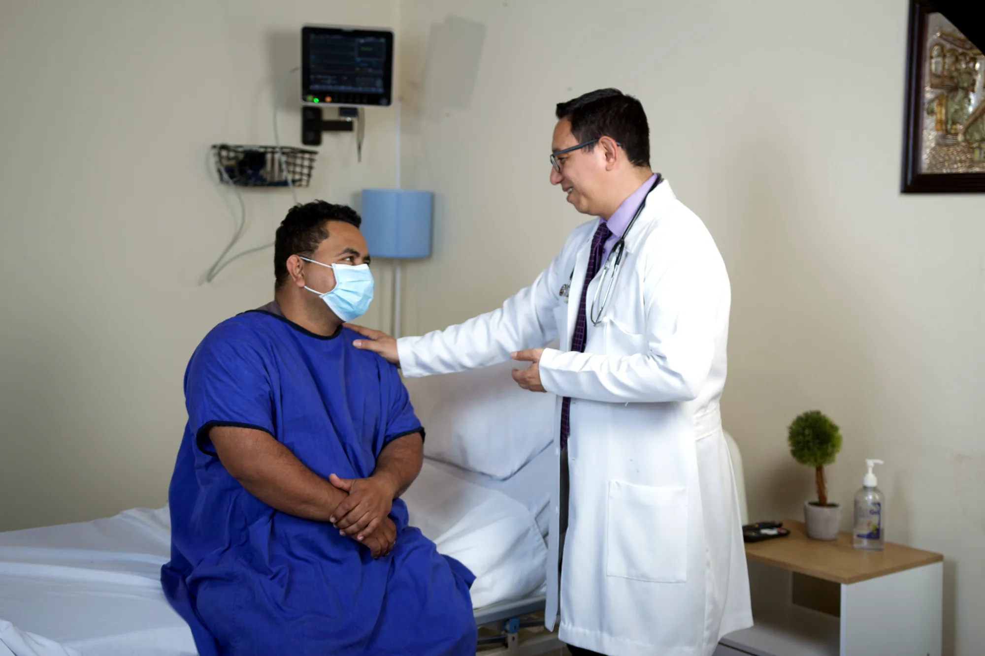Médico de OncoCare conversando con un paciente