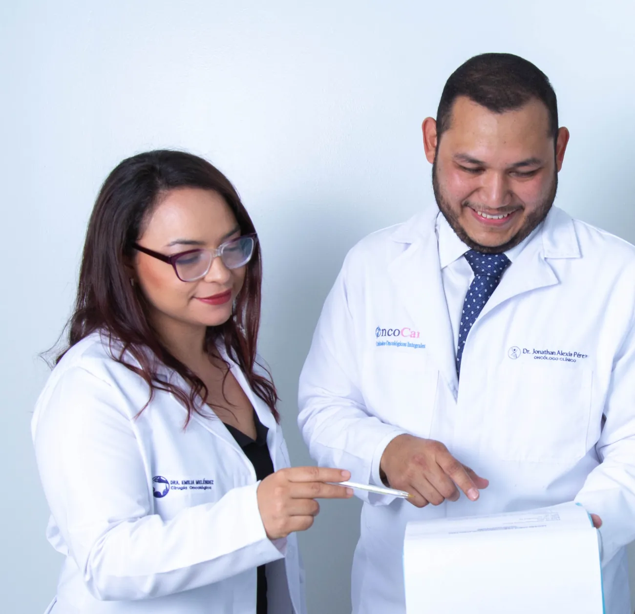 Dr. Alexis Pérez y Dra. Emilia Meléndez revisando juntos un caso