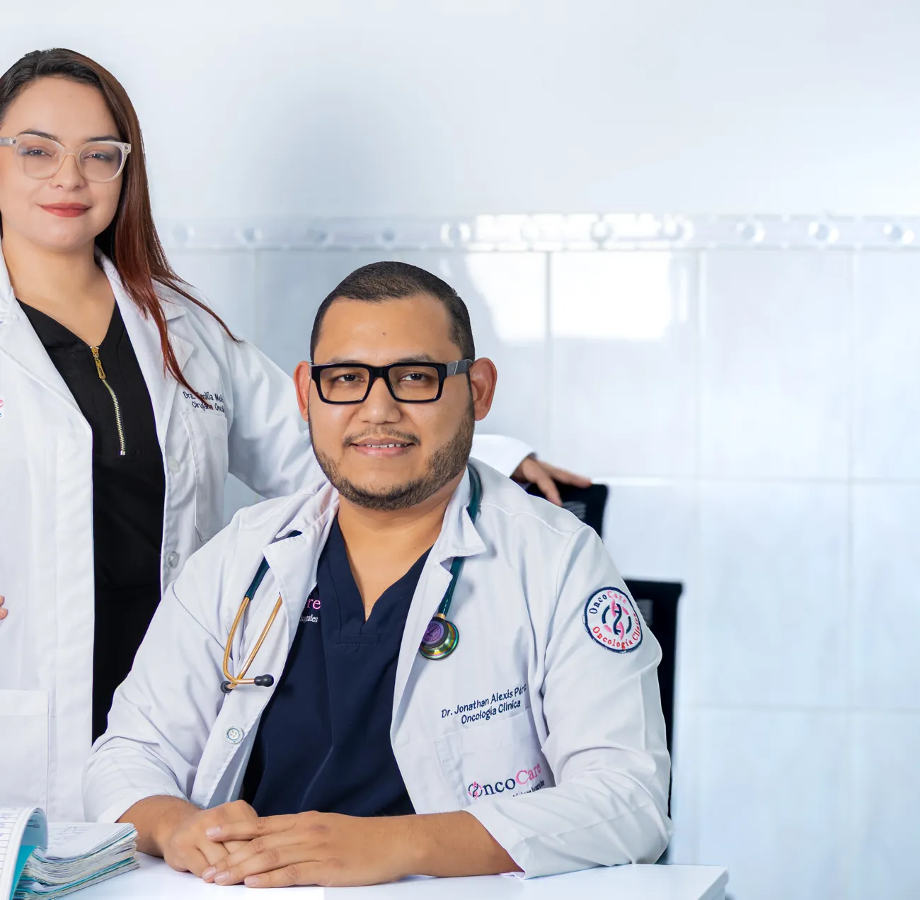 Oncólogo clínico y cirujana oncóloga de OncoCare