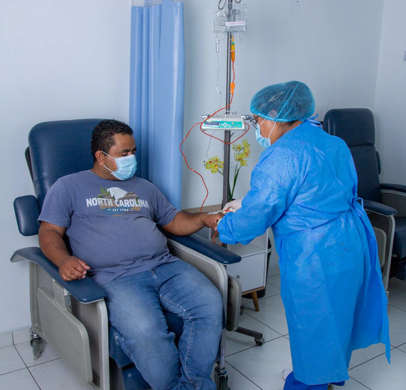Enfermera de OncoCare atendiendo a un paciente durante su tratamiento
