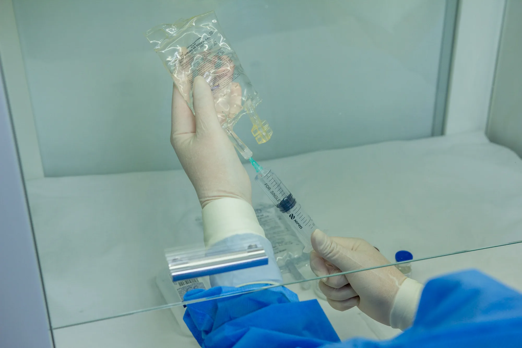 Preparación de medicamentos en cabina de seguridad biológica
