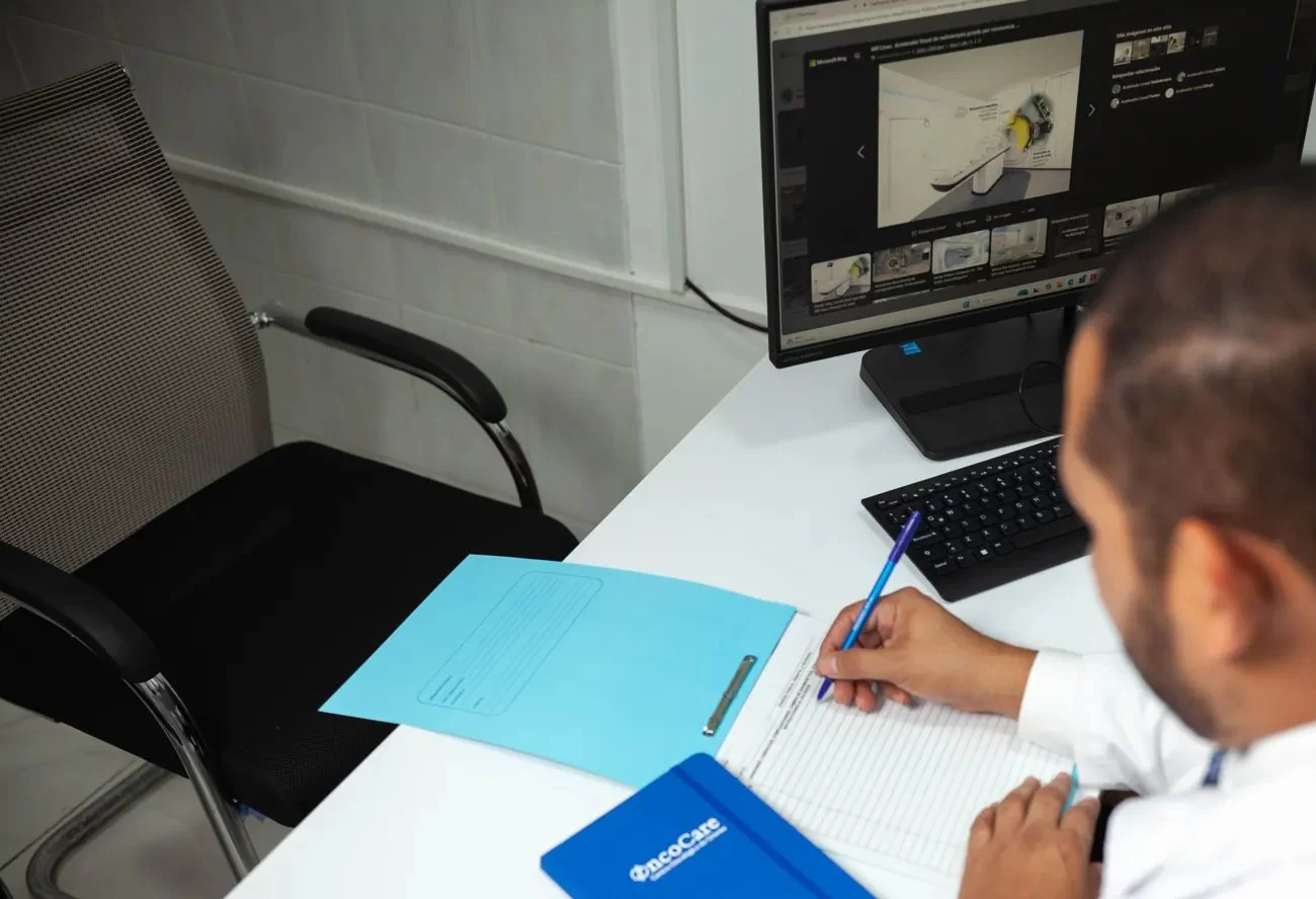 Especialista de OncoCare revisando estudios en su consultorio