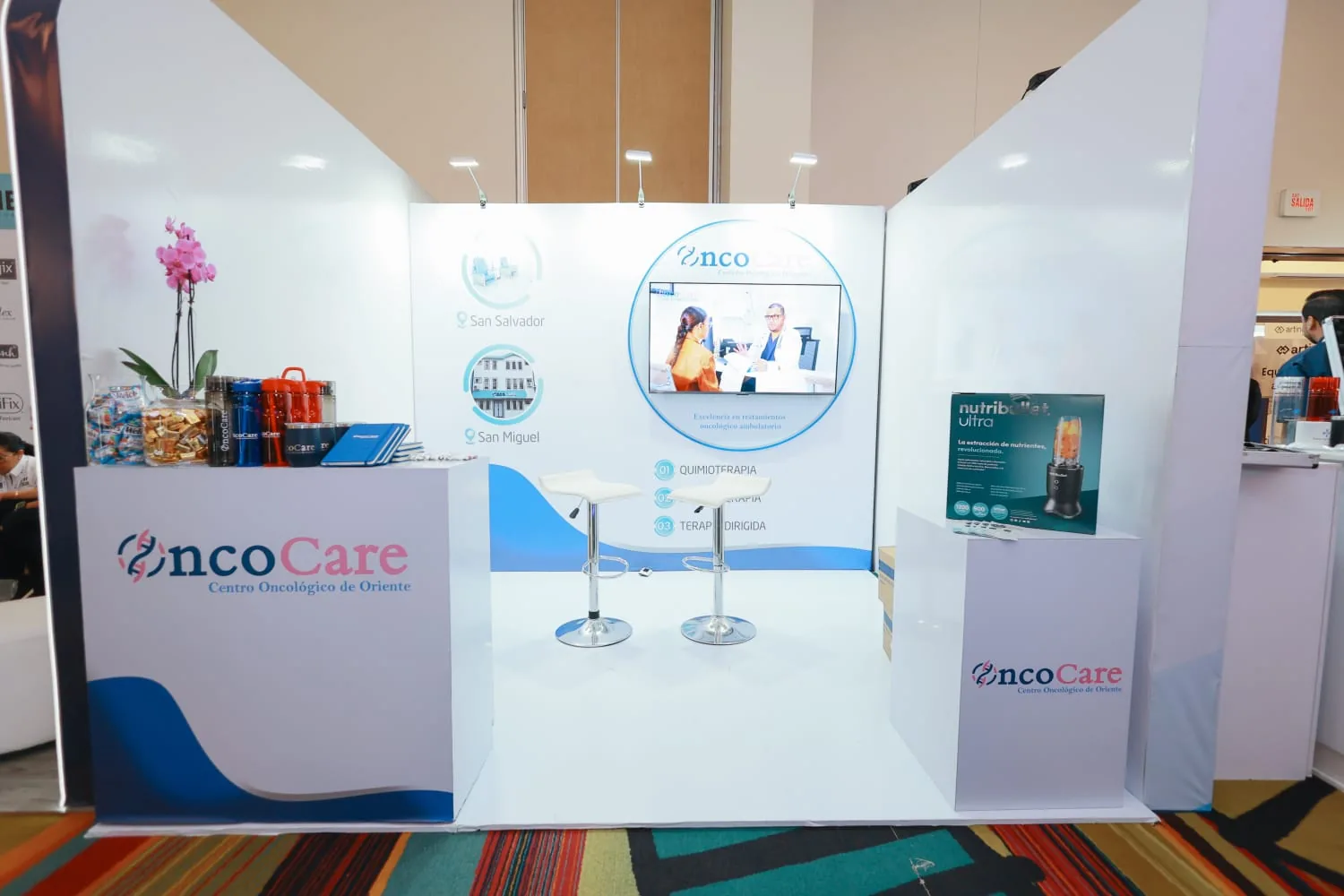 Stand de OncoCare en ExpoMed 2026 con las sedes de San Salvador y San Miguel