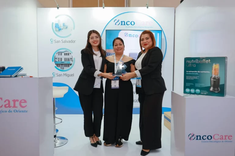 Colaboradoras de OncoCare con el reconocimiento recibido en ExpoMed 2026