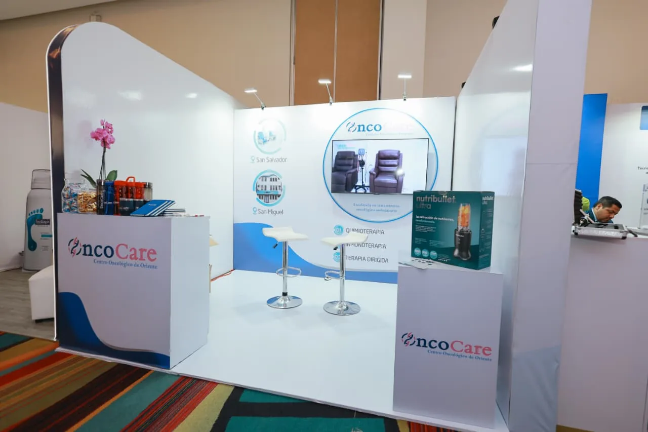 Vista lateral del stand de OncoCare con los tratamientos de quimioterapia, inmunoterapia y terapia dirigida